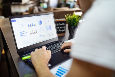 How to Track Travel Expenses on the Road: 3 Practical Systems
